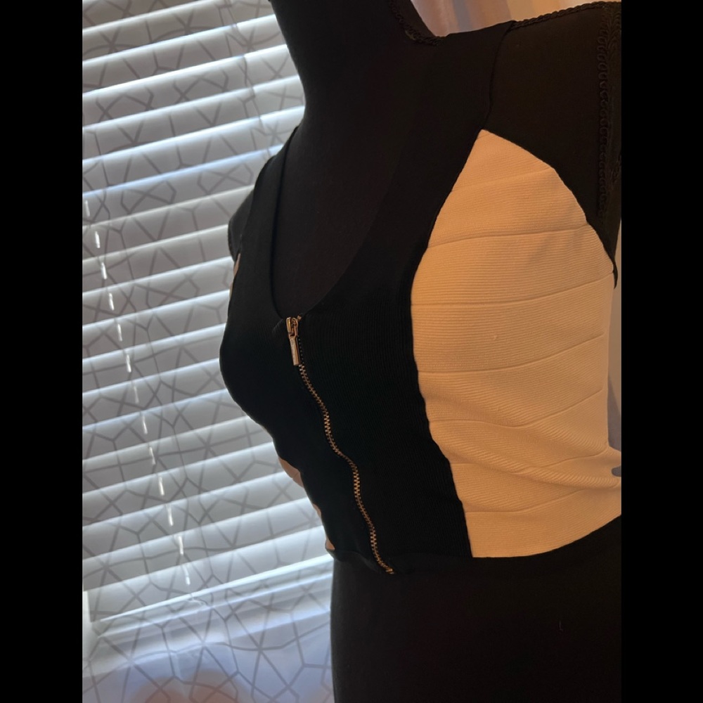 Bebe crop top. Zip up front. Has a lot of stretch.
Strapped back detail.